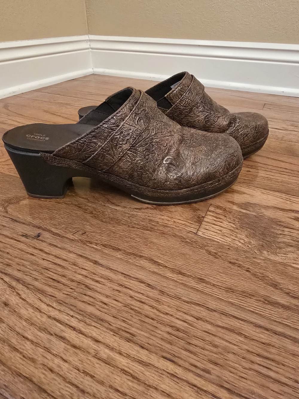 Crocs Women's Brown Textured Clogs Size 10
